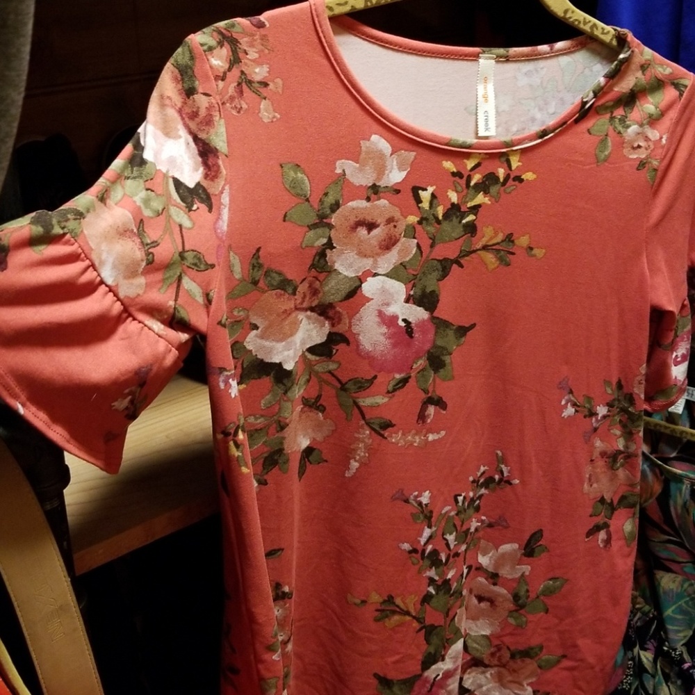 Cute soft floral small top